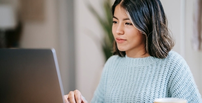 Sharp Drop in Foreign Job Searches Tied to Policy, Political Climate